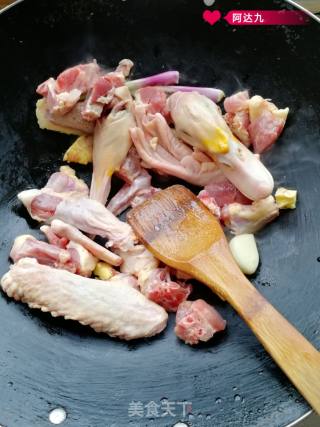 莲藕焖鸭肉的做法步骤：2