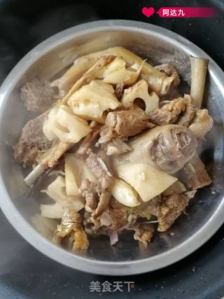莲藕焖鸭肉的做法步骤：5