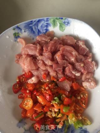 芹菜炒肉丝的做法步骤：1