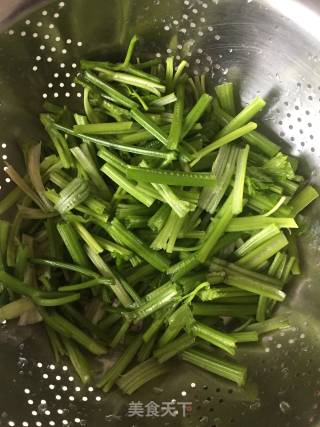 芹菜炒肉丝的做法步骤：2