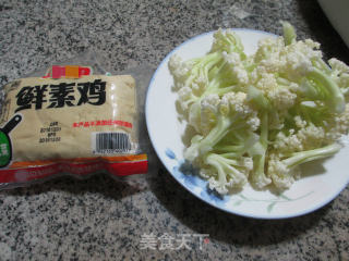 花菜烧鲜素鸡的做法步骤：1