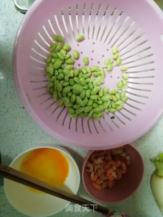 鸡蛋毛豆炒虾仁的做法步骤：2