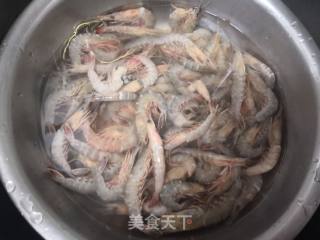 葱爆河虾的做法步骤：2