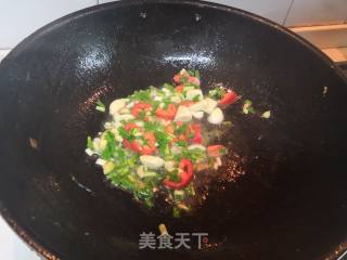 葱爆河虾的做法步骤：4