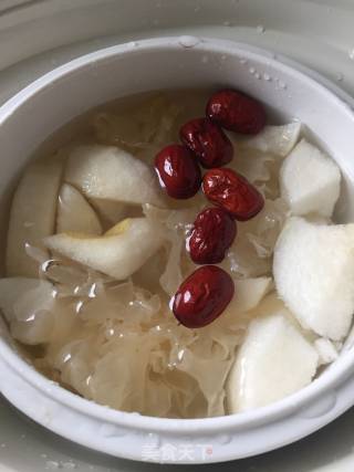 银耳雪梨汤的做法步骤：2