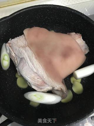 焖蹄膀的做法步骤：2