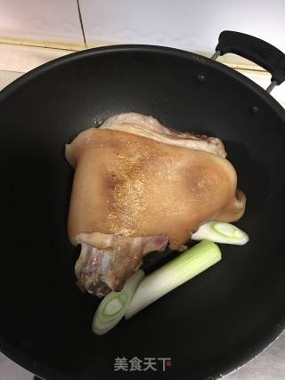 焖蹄膀的做法步骤：4