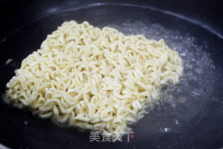 面条披萨的做法步骤：1