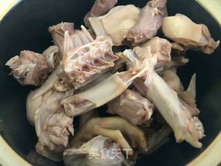虫草花鸭汤的做法步骤：6