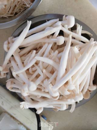 木耳青椒炒白玉菇的做法步骤：1