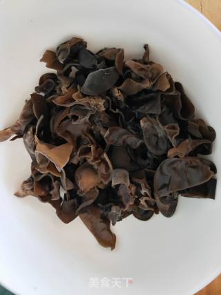 木耳青椒炒白玉菇的做法步骤：2