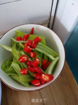 木耳青椒炒白玉菇的做法步骤：3