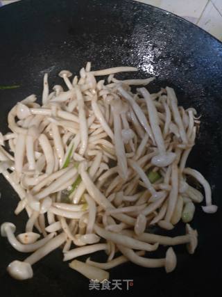 木耳青椒炒白玉菇的做法步骤：4