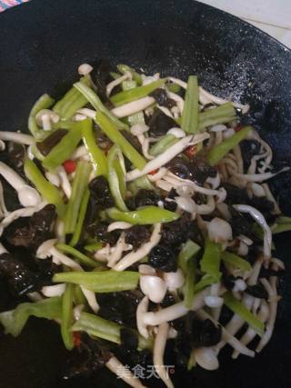 木耳青椒炒白玉菇的做法步骤：5