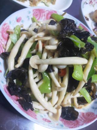 木耳青椒炒白玉菇的做法步骤：6