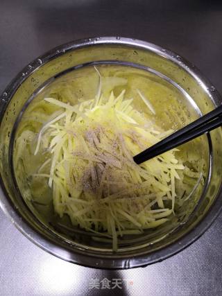 土豆丝饼的做法步骤：4