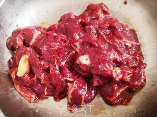 香葱炒牛肉的做法步骤：2