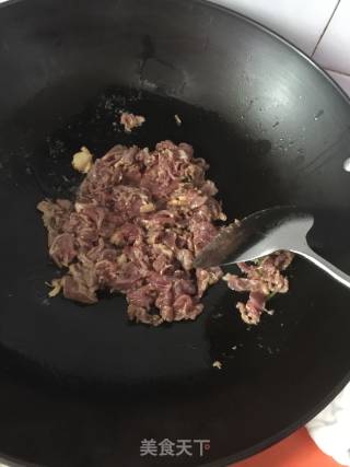 蒜苗炒猪肉的做法步骤：2