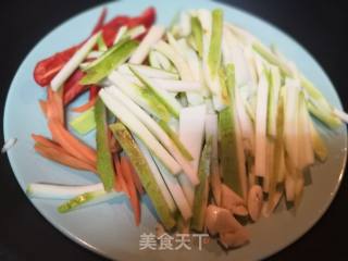 肉末梅干菜炒西葫芦的做法步骤：2