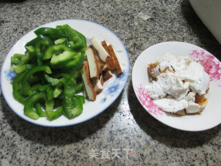 咸鸭蛋香干炒灯椒的做法步骤：1