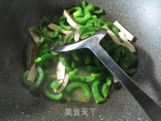 咸鸭蛋香干炒灯椒的做法步骤：4