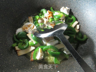 咸鸭蛋香干炒灯椒的做法步骤：5