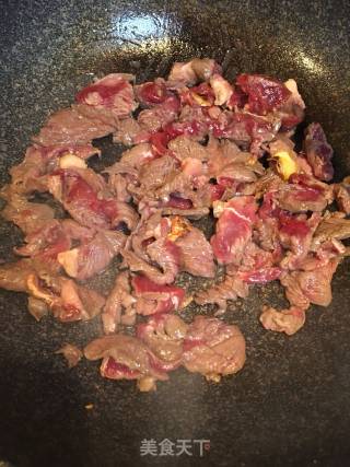 牛肉炒洋葱的做法步骤：3