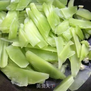 笋片炒木耳的做法步骤：3