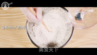 葱油饼的做法步骤：1