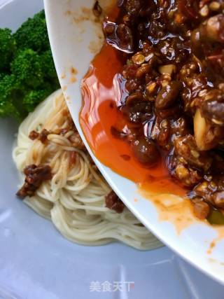香辣牛肉酱拌面的做法步骤：10