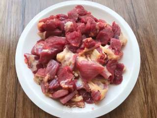 土豆烧牛腩的做法步骤：1