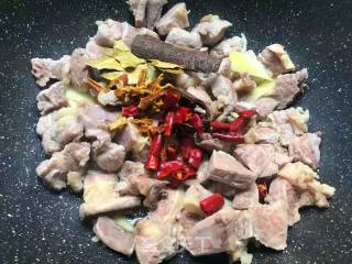 土豆烧牛腩的做法步骤：7