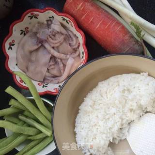 鱿鱼时蔬炒饭的做法步骤：1