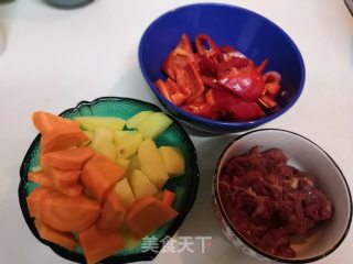 温暖冬日来碗暖暖的（土豆红椒炖牛腩）的做法步骤：2