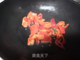 温暖冬日来碗暖暖的（土豆红椒炖牛腩）的做法步骤：3