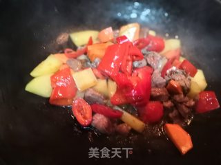 温暖冬日来碗暖暖的（土豆红椒炖牛腩）的做法步骤：7