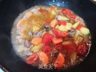 温暖冬日来碗暖暖的（土豆红椒炖牛腩）的做法步骤：8