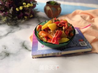 温暖冬日来碗暖暖的（土豆红椒炖牛腩）的做法步骤：12