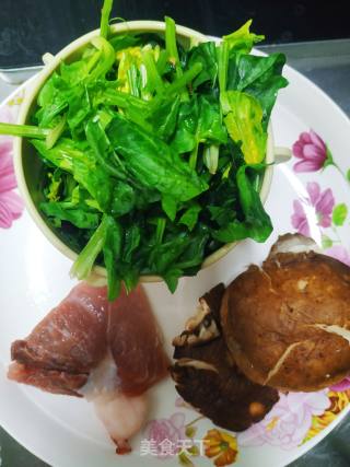 菠菜香菇水滑肉片粥的做法步骤：1