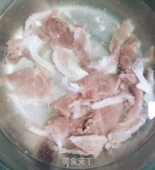 菠菜香菇水滑肉片粥的做法步骤：2
