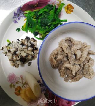 菠菜香菇水滑肉片粥的做法步骤：5