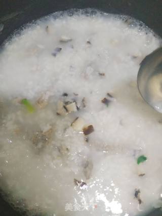 菠菜香菇水滑肉片粥的做法步骤：8