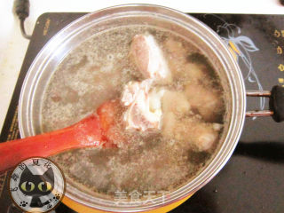 可乐排骨烧土豆的做法步骤：4