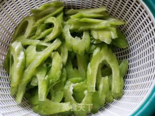 豆豉鲮鱼炒苦瓜的做法步骤：2