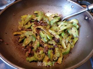 豆豉鲮鱼炒苦瓜的做法步骤：5