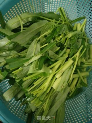 空心菜炒肥肉的做法步骤：2