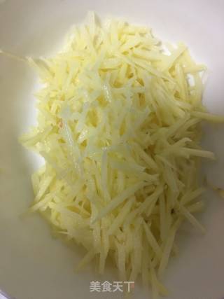 胡萝卜土豆鸡蛋饼的做法步骤：2
