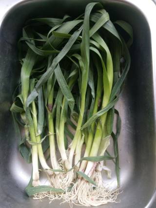 暴腌肉炒大蒜的做法步骤：1