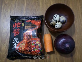 如何做出一碗营养又美味的泡面——胡萝卜洋葱拌面的做法步骤：1