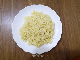 如何做出一碗营养又美味的泡面——胡萝卜洋葱拌面的做法步骤：4